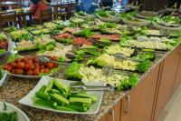 Un buffet con muchos platos de comida en una mesa. en Sahil Hotel Pendik, en Tuzla