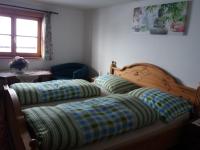 2 nebeneinander sitzende Betten in einem Schlafzimmer in der Unterkunft Talhof in Jochberg