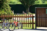 Un grupo de bicicletas estacionadas junto a una valla en Bungalows Stel-Puigcerdà, en Puigcerdà