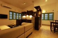 Una sala de estar con un sofá y una cocina. en Be Relaxing @ NO. 1 Galle City, en Galle