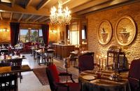 Onet le ChâteauにあるChâteau de Labro - Teritoriaのテーブルと椅子とシャンデリアのあるレストラン