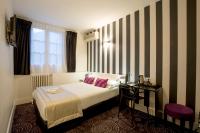 Cama ou camas em um quarto em H&ocirc;tel Raymond 4 Toulouse