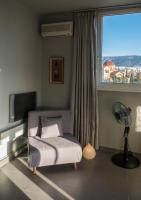Televízia a/alebo spoločenská miestnosť v ubytovaní Virgo - Loft with Spectacular View to Acropolis