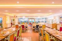 een restaurant met tafels en stoelen en een eetkamer bij Coral Beach Resort Sharjah in Sharjah