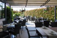 Reštaurácia alebo iné gastronomické zariadenie v ubytovaní Hotel Berta