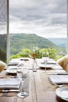 een houten tafel met wijnglazen en uitzicht bij Villa Bella Hotel & SPA Gramado in Gramado