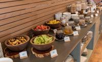 um buffet com taças de fruta sobre a mesa em Explora en Atacama - All Inclusive em San Pedro de Atacama