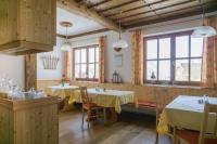 Reštaurácia alebo iné gastronomické zariadenie v ubytovaní Prinzenhof