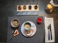 Una mesa con una taza de café y un plato de comida. en al 28 B&amp;B, en Portoferraio