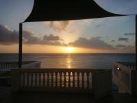 puesta de sol sobre el océano desde el balcón en My Dream Apartments, en Lagun