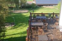 une terrasse extérieure avec tables et chaises et une pelouse dans l'établissement Landhotel Oßwald, à Kirchheim am Ries