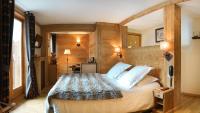 a bedroom with a large bed in a room at Auberge du Manoir in Chamonix