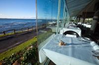 ザ・エントランスにあるOcean Front Motelの建物の屋上に置かれたワイングラスの置かれたテーブル