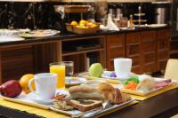 una mesa de desayuno con una bandeja de comida y bebida en Hotel VDN by Good Rade, en Dakar