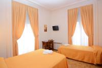 A bed or beds in a room at Hostal Edreira