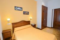 A bed or beds in a room at Hostal Edreira