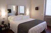 Una habitación de hotel con dos camas y una ventana. en Verdi Apartments, en Florencia