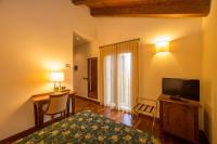 Televízia a/alebo spoločenská miestnosť v ubytovaní Hotel Conteverde