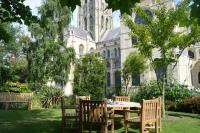 ein Tisch und Stühle vor einem Gebäude in der Unterkunft Canterbury Cathedral Lodge in Canterbury