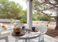 A garden outside Viviendas Los Olivos - Formentera Break