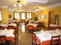 Reštaurácia alebo iné gastronomické zariadenie v ubytovaní Trattoria Bettola