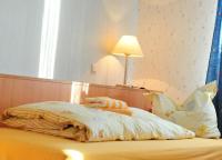 Postel nebo postele na pokoji v ubytování Gasthaus Jütte