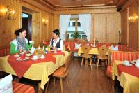zwei Frauen an Tischen in einem Restaurant in der Unterkunft Landhaus Lenzenhof in Reit im Winkl