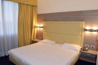 Posteľ alebo postele v izbe v ubytovaní Palace Inn Rome Fiano