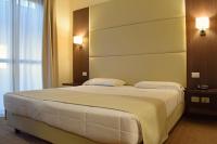 Posteľ alebo postele v izbe v ubytovaní Palace Inn Rome Fiano