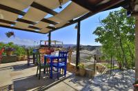 Un balcón o terraza en Traveller's Cave Hotel