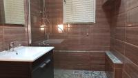 Kúpeľňa v ubytovaní Menta errathens Apartment - Athens Center, 5 BD, 2 BATH