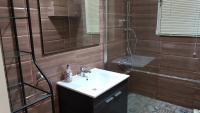 Kúpeľňa v ubytovaní Menta errathens Apartment - Athens Center, 5 BD, 2 BATH
