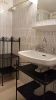 Kúpeľňa v ubytovaní Menta errathens Apartment - Athens Center, 5 BD, 2 BATH