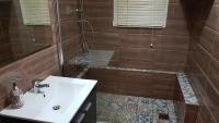 Kúpeľňa v ubytovaní Menta errathens Apartment - Athens Center, 5 BD, 2 BATH