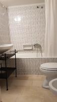 Kúpeľňa v ubytovaní Menta errathens Apartment - Athens Center, 5 BD, 2 BATH