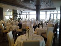 una sala da pranzo con tavoli e sedie con tovaglia bianca di Hotel Italy a Bibione