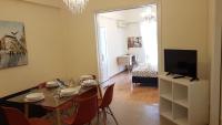 Televízia a/alebo spoločenská miestnosť v ubytovaní Menta errathens Apartment - Athens Center, 5 BD, 2 BATH
