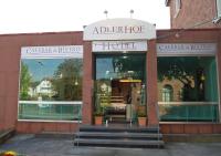 una tienda frente a un hotel con escaleras delante en Hotel Adlerhof, en Tauberbischofsheim
