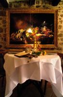 セイヤンにあるHotel Restaurant des Deux Rocsの白いテーブルクロスと絵画のテーブル