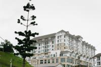 Un gran edificio blanco con un árbol delante. en Avillion Cameron Highlands, en Cameron Highlands