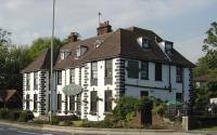 un gran edificio blanco con techo marrón en The Roundabout Hotel, en Fareham