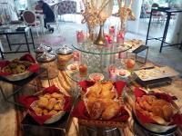 Una mesa con muchos tipos diferentes de comida sobre ella. en Sutanraja Hotel & Convention Centre, en Soreang