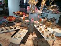 Una mesa con un montón de pasteles y postres. en Sutanraja Hotel & Convention Centre, en Soreang