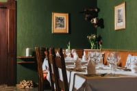 Un restaurante u otro lugar para comer en Hotel Forsthaus Nürnberg Fürth