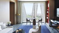 Four Seasons Hotel Kuwait at Burj Alshayaにあるテレビまたはエンターテインメントセンター