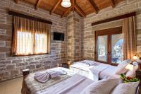 Postel nebo postele na pokoji v ubytování Hectoras Villa in Plaka BY APOKORONAS-VILLAS