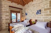 Postel nebo postele na pokoji v ubytování Hectoras Villa in Plaka BY APOKORONAS-VILLAS