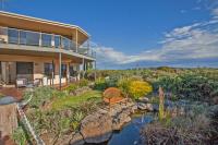una casa con un río delante de ella en Hilltop Apartments Phillip Island, en Cowes