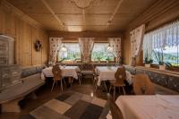 Reštaurácia alebo iné gastronomické zariadenie v ubytovaní Hotel Erika