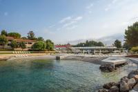 einem Wasserkörper mit einem Gebäude im Hintergrund in der Unterkunft Maistra Select Petalon Resort in Vrsar